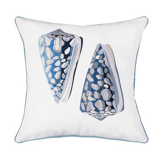 Jeu de coquillages en cône Coussin d'intérieur/extérieur pour la vente par Rightside Design