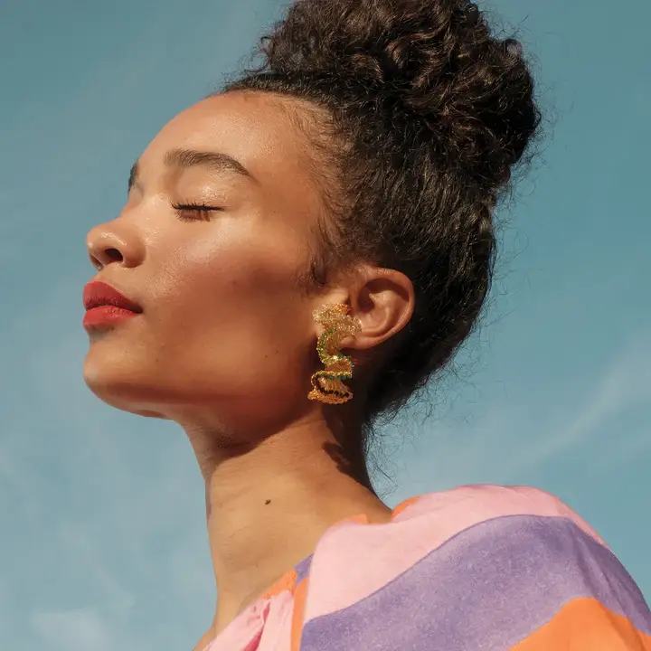 Lavish By Tricia Milaneze - Vendita all'ingrosso Orecchini a cerchio - Orecchini fatti a mano all'uncinetto Rio Hoops multicolore e oro1