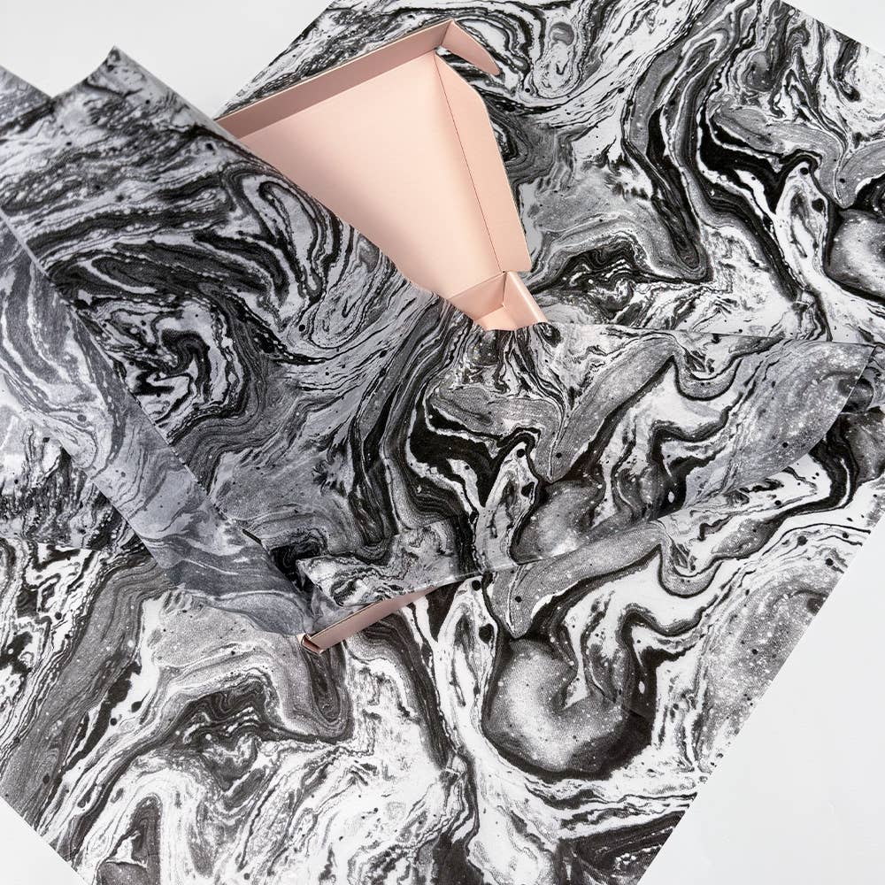 ByHome – Engroshandel Silkepapir – 28" x 20" Sort Marmorhvirvel 17g Indpakningspapir Ark1