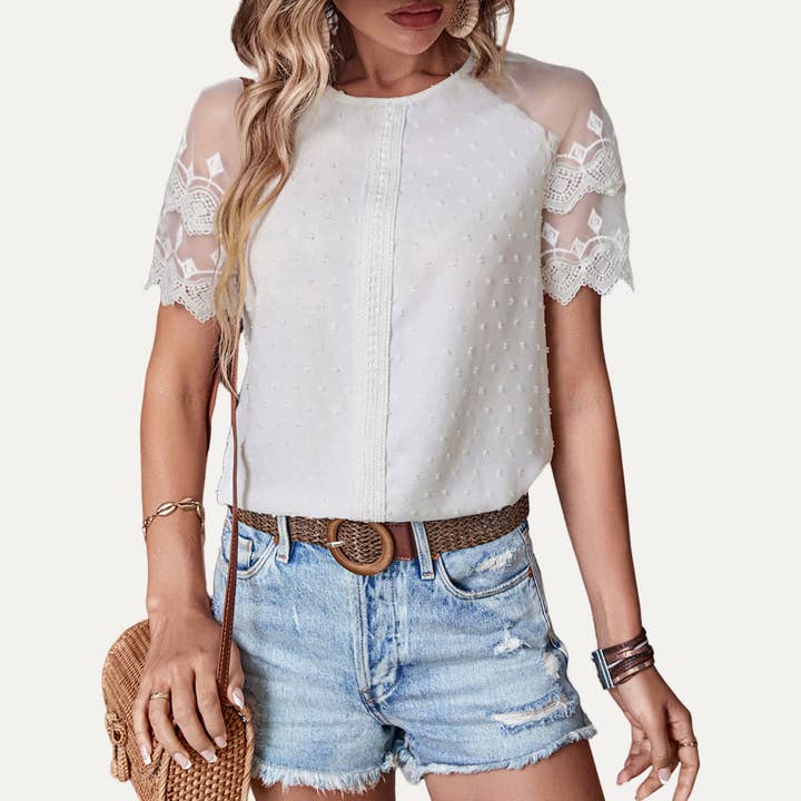 Glamoureuze witte kanten top met Zwitserse stippen en korte mouwen voor wholesale door The Moment Collection