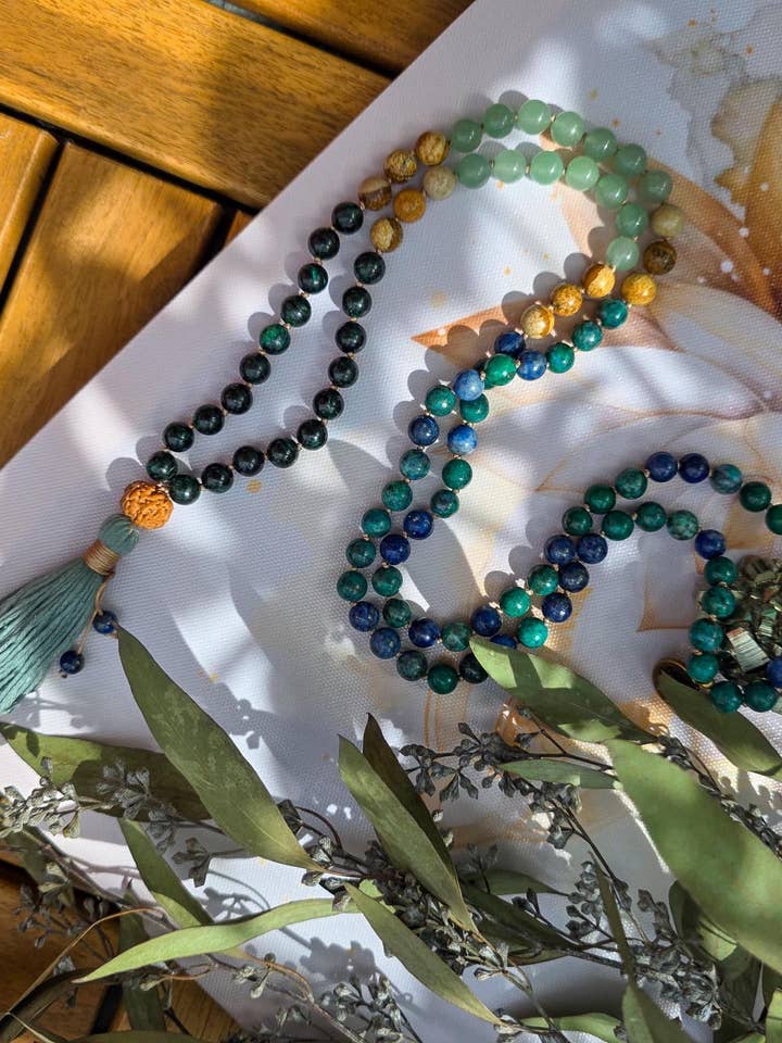 Mala en émeraude et jaspe avec perles de Reiki et pompon en bambou pour la vente par Samadhi Mala Beads