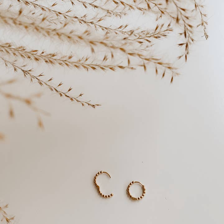 Océanne - Vendita all'ingrosso Orecchini a cerchio - Piccoli cerchi dorati lisci o con perline1