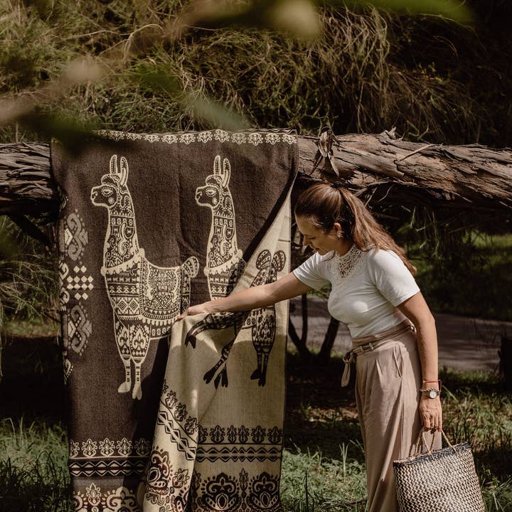 EcuaFina - Wholesale Throw Blanket - Ecuadorian alpaca blanket | native blanket | Alpaca Brown