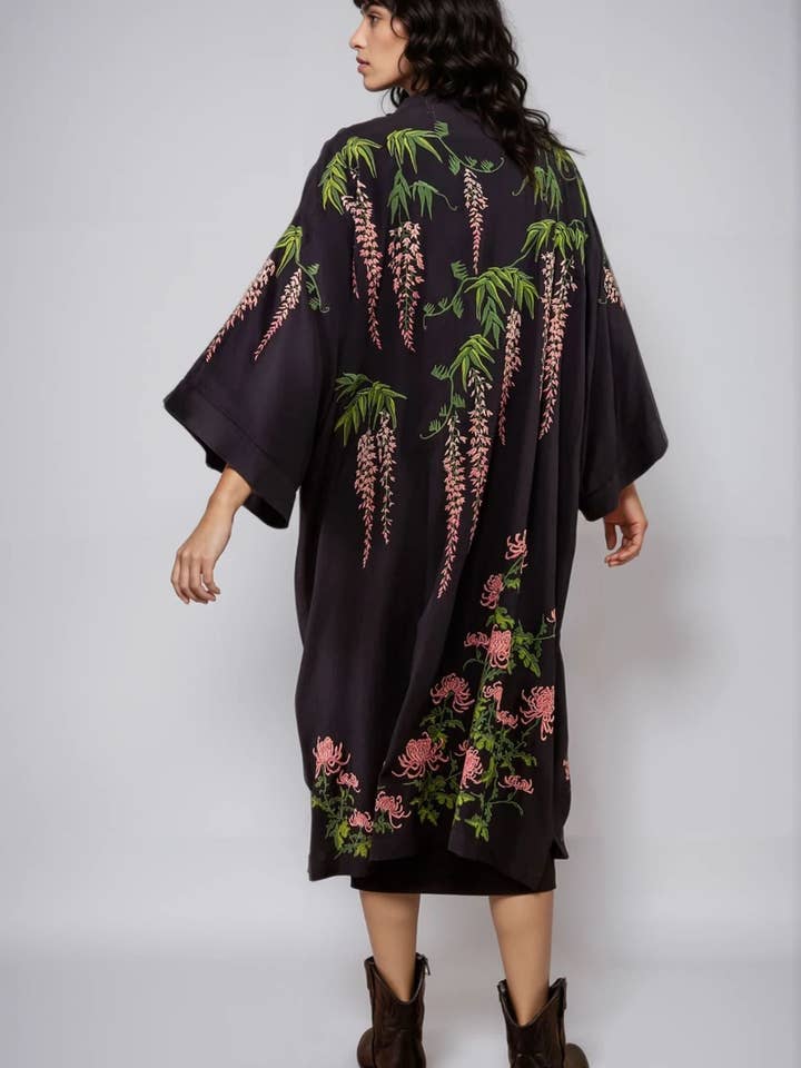Kimono largo negro y rosa completamente forrado con bordado de glicinas y crisantemos. para venta al por mayor de Artemis Muse
