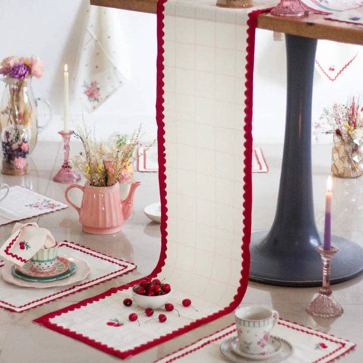Chemin de table brodé Cherry Crush — 13 x 72 pouces pour la vente par Casa Amarosa