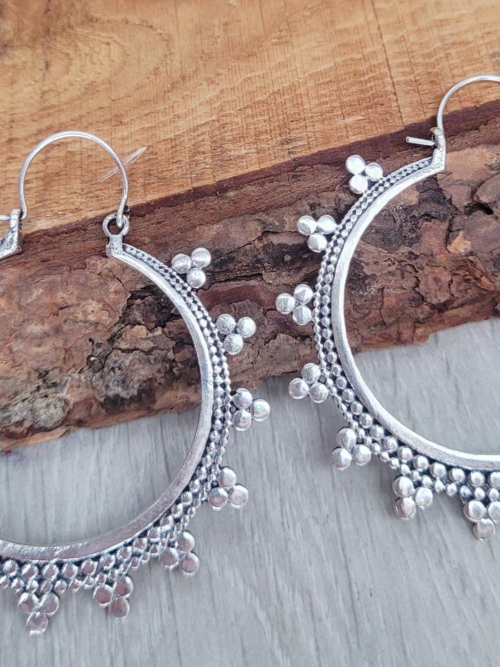Boucles d'oreilles créoles torsadées en argent style bohème pour la vente par Laboheme