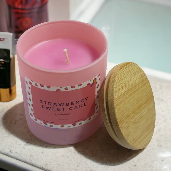 Bougie parfumée rose Strawberry Shortcake pour la vente par Shop Candles and Things