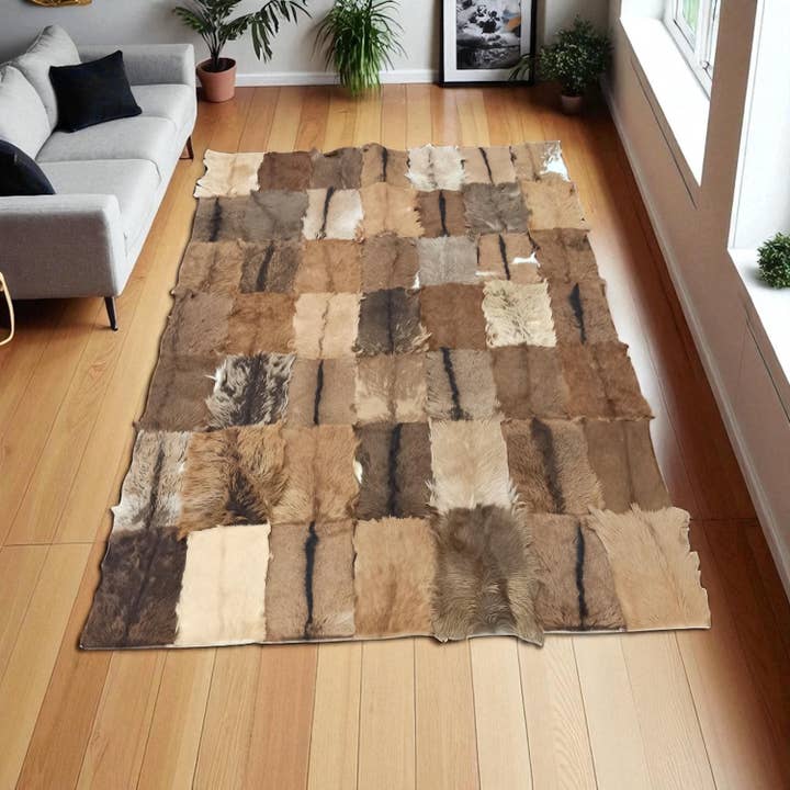 Hellbrauner Patchwork-Ziegenfell-Teppich, handgefertigter rechteckiger Naturziegenfell-Teppich, maßgefertigter rustikaler Lederteppich für das Wohnzimmer für den Großhandel von Karelias And Sons
