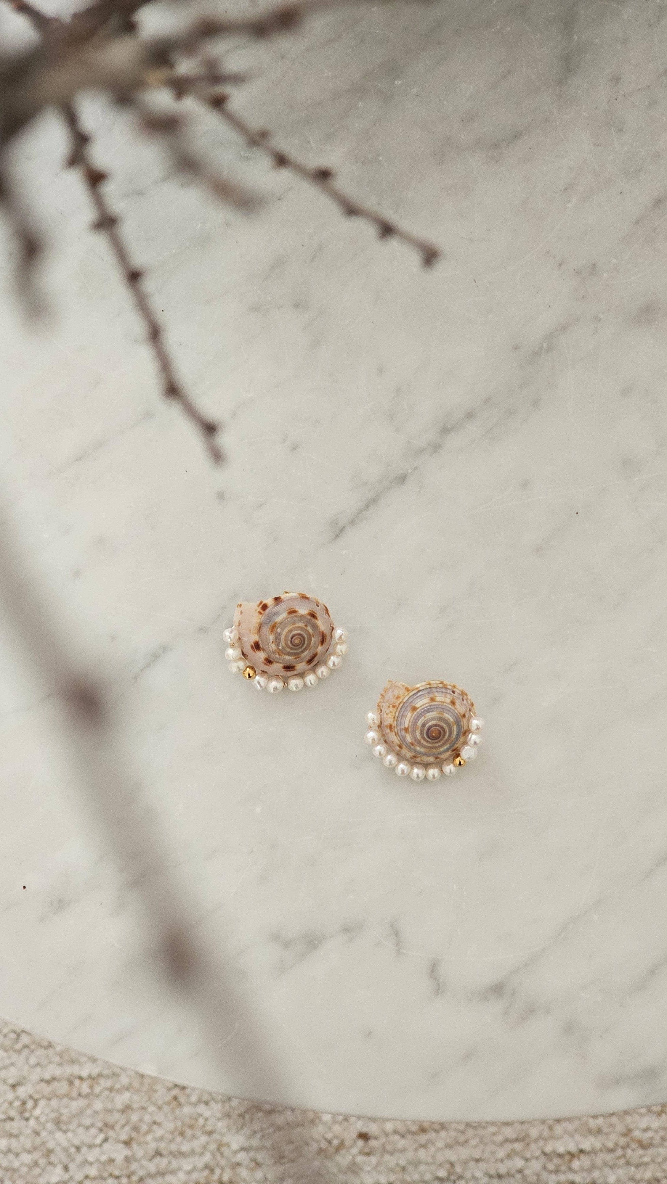 LA MAISON GISEL B. - Wholesale Dangle Earrings - Boucles Chanel en coquillage1