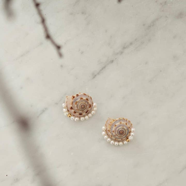 LA MAISON GISEL B. - Wholesale Dangle Earrings - Boucles Chanel en coquillage1