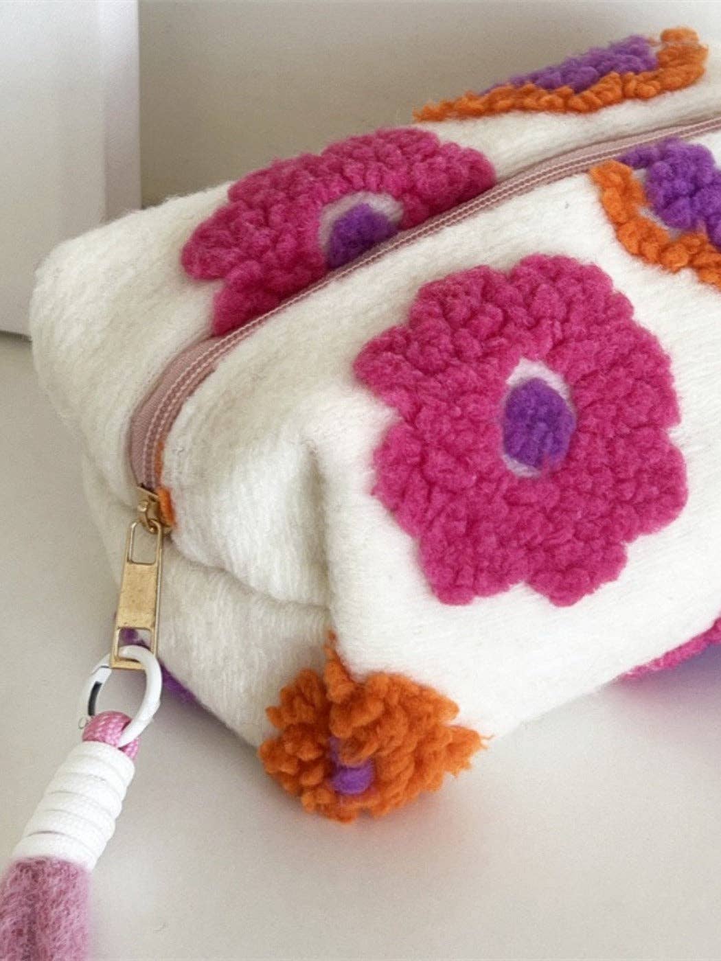 Liten blomma Cosbai - Blommig Tweed Sminkväska med Handtag för wholesale på Faire5