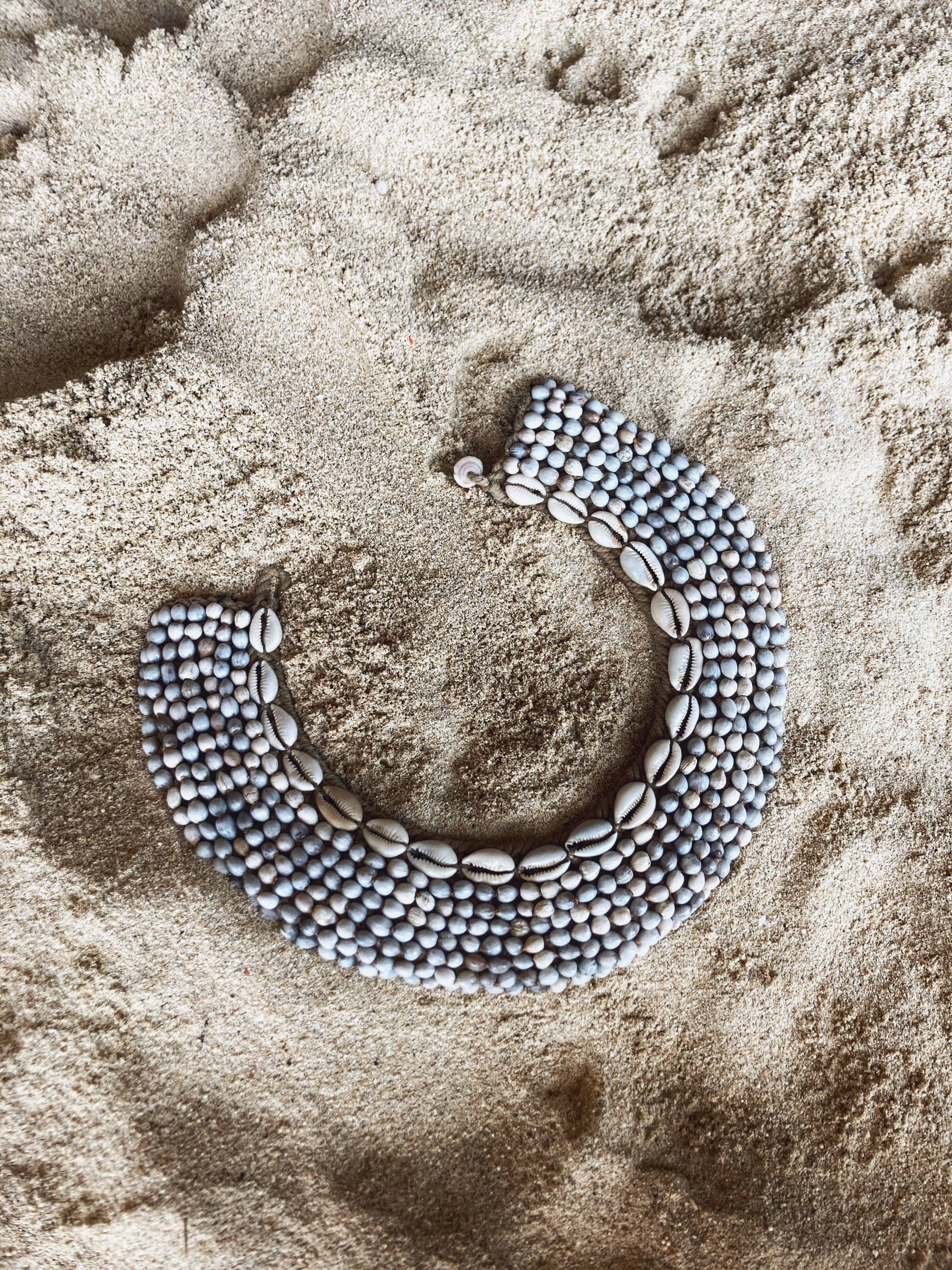 Bonisita - Vendita all'ingrosso Collane a bavaglio - Collana tribale vintage Cowrie Shell & Seeds di Papua6