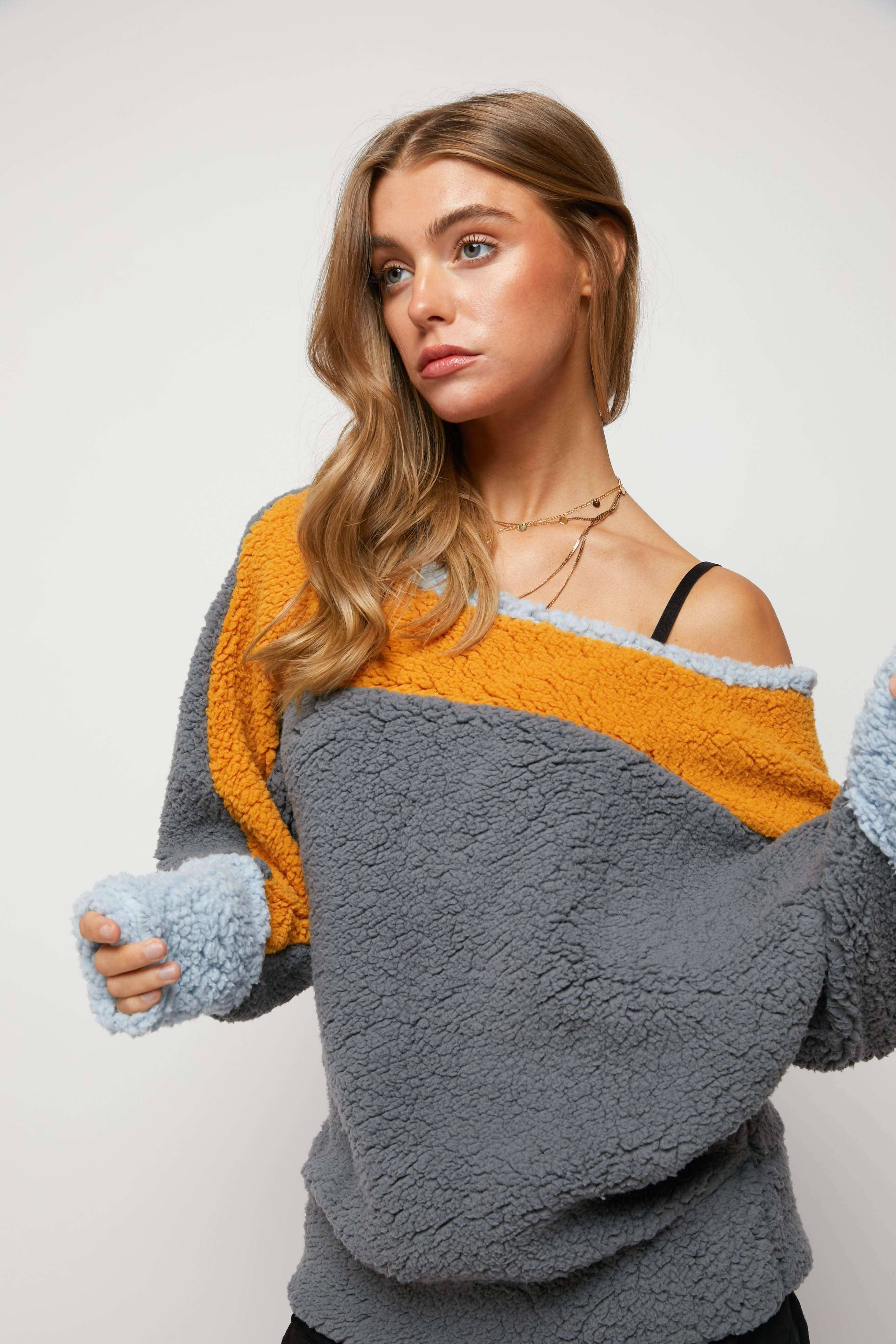 Davi & Dani – wholesale Sweatshirt – Women's – PLUS COLOR BLOCKED OFF SHOULDER SWEATSHIRT4