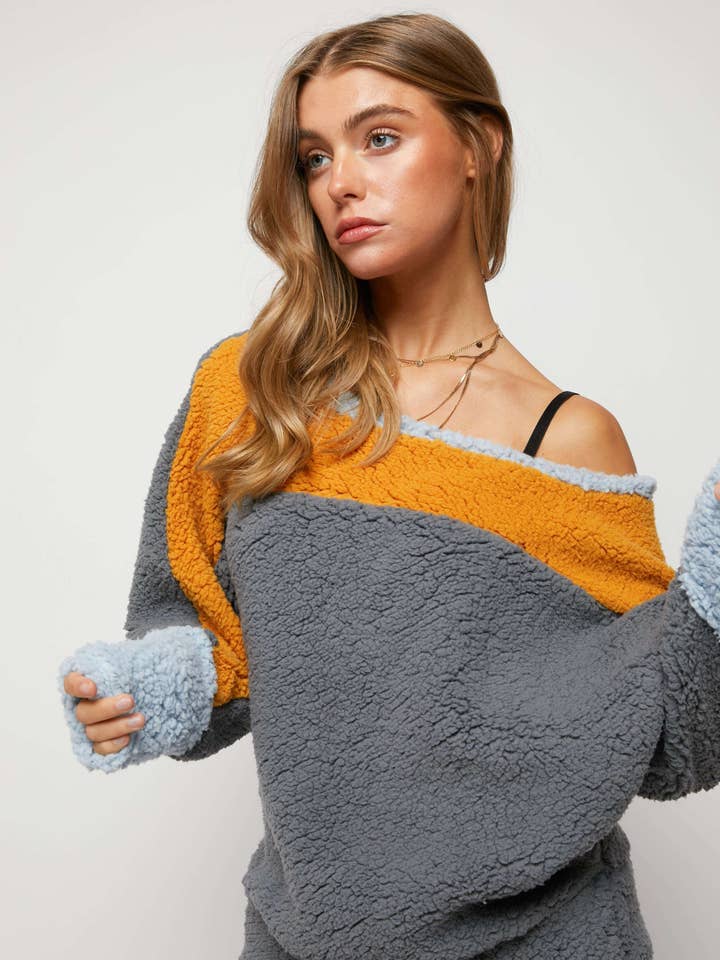 Davi & Dani – wholesale Sweatshirt – Women's – PLUS COLOR BLOCKED OFF SHOULDER SWEATSHIRT4