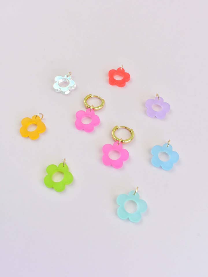 CERCHI CON CIONDOLO A FORMA DI MARGHERITA per la vendita all'ingrosso da parte di The Paper Dress