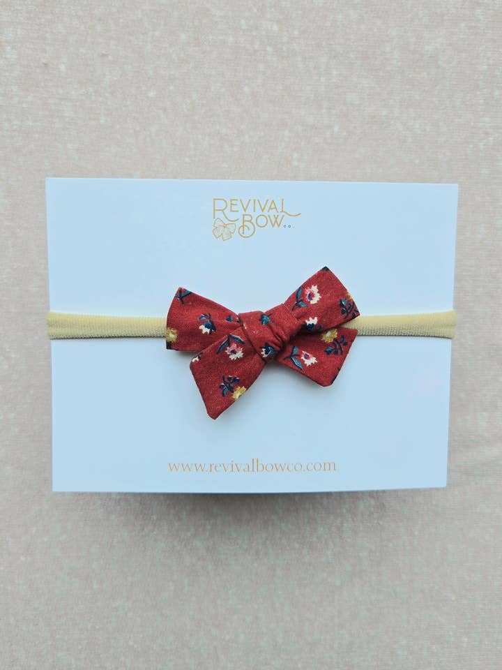 Fiocco Mini Pinwheel su Fascia • Floreale Rosso per la vendita all'ingrosso da parte di Revival Bow Co.