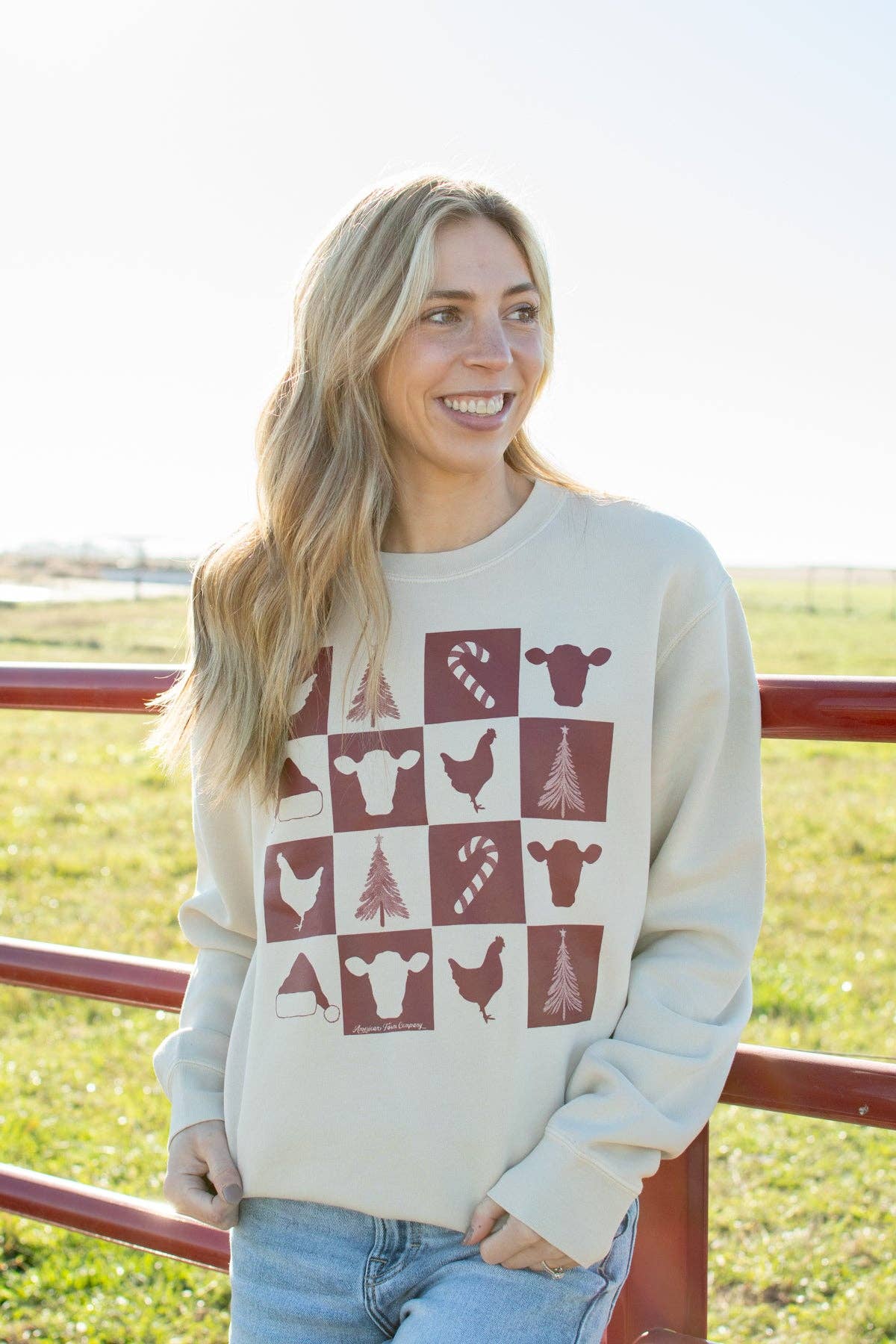 American Farm Company - Wholesale Graphic Sweatshirt - Women's - Christmas Farm Checkers Ivory Graphic Crewneck0
