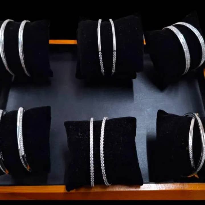 Bracelet solitaire élégant, une beauté intemporelle pour la vente par Nanda Gems