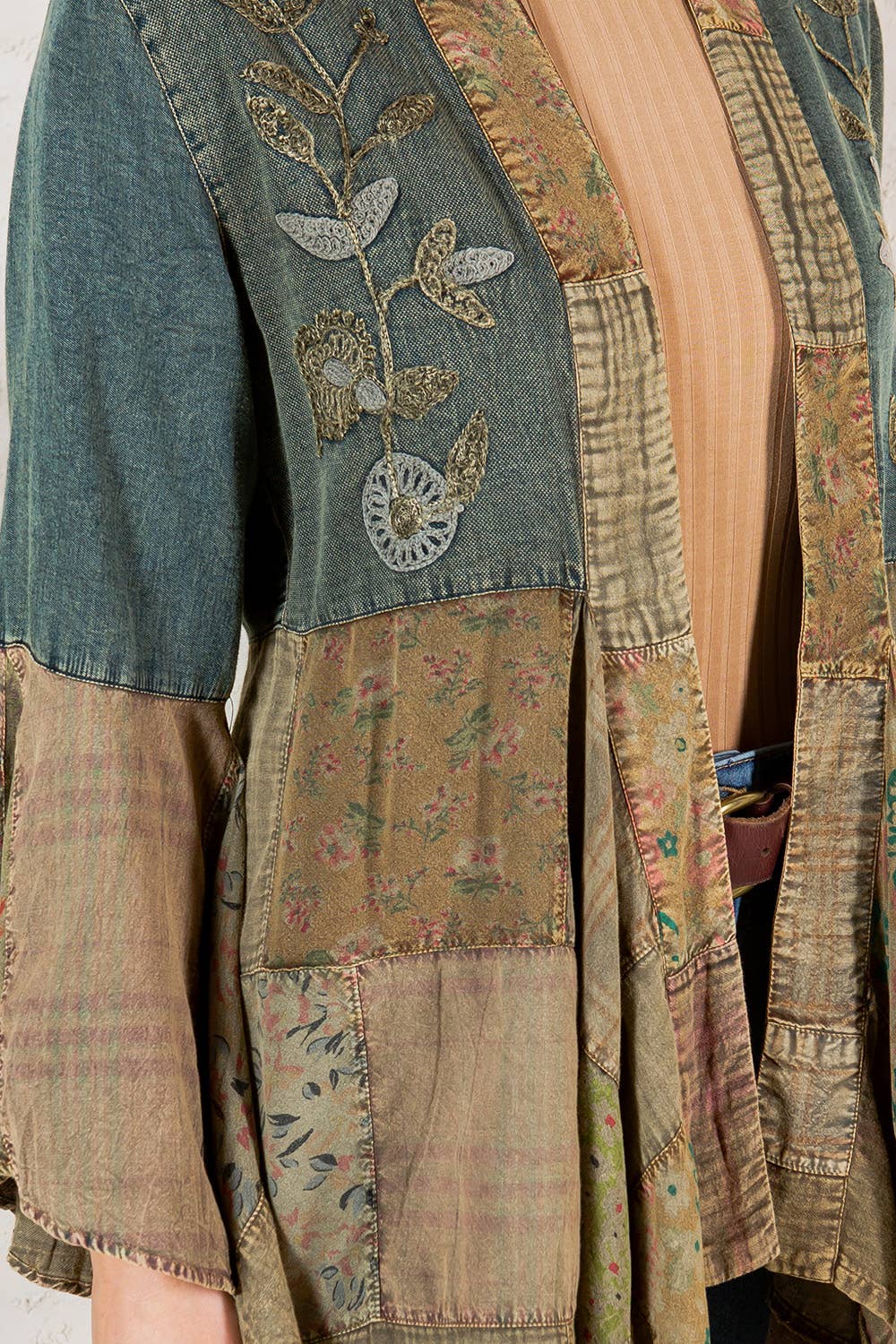 Young Threads – Großhandel Kimono – Damen – Westlicher Boho-Chic: Motivbestickter langer Jeans-Cardigan (NEU)11