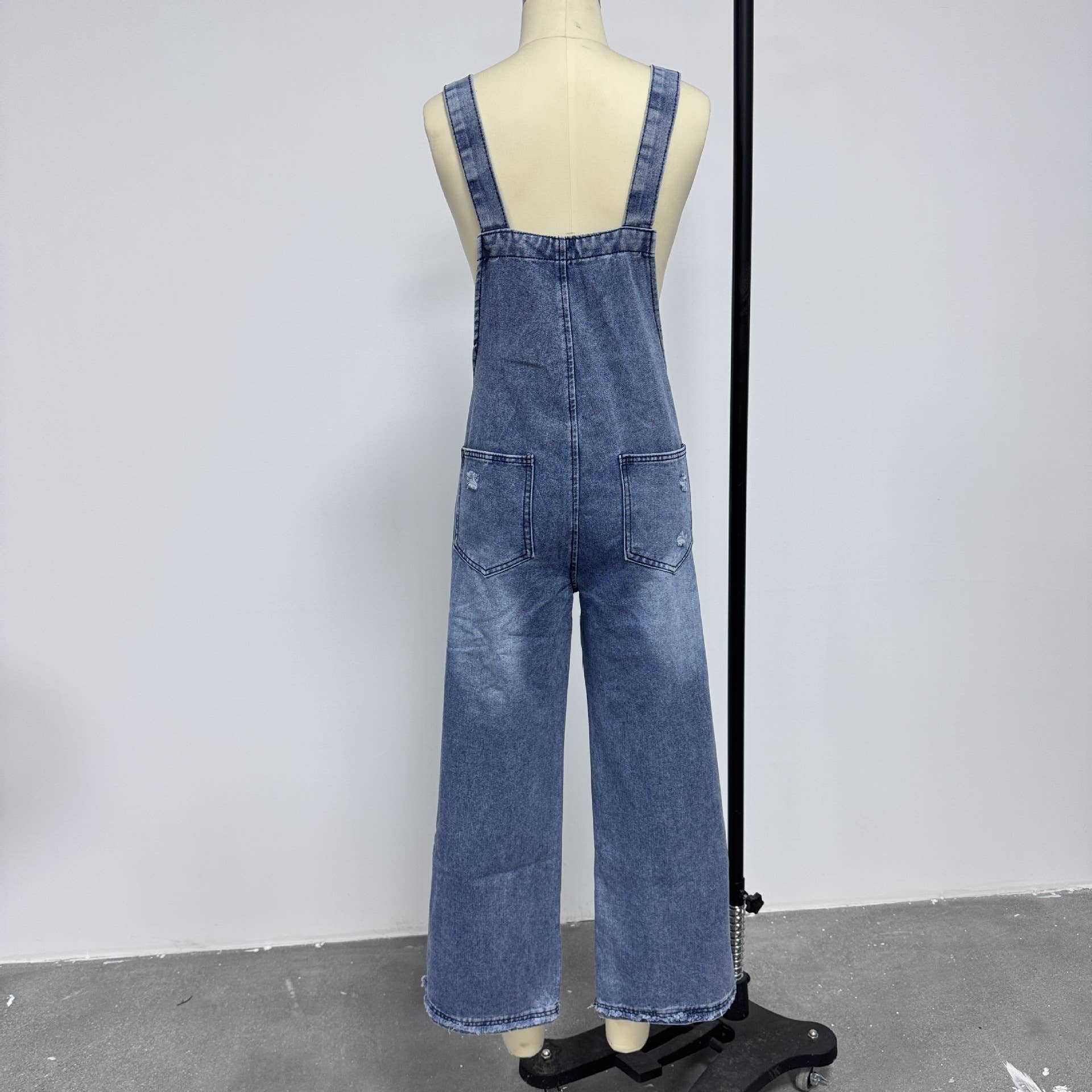 EmberLoom – Engroshandel Overalls - Dame – Kvinders bredbenede buksedragt med slidte detaljer denim overalls13