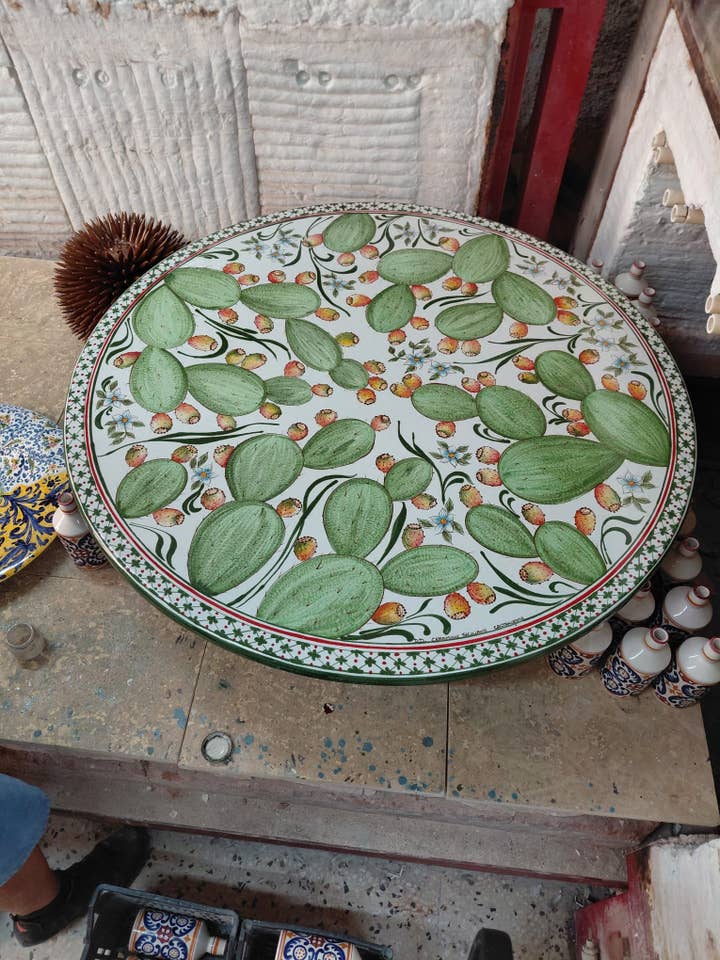 Mesa Redonda Sinfonía de Higos Chumbos (SG) – Piedra Volcánica Decorada para venta al por mayor de DD Ceramiche Siciliane