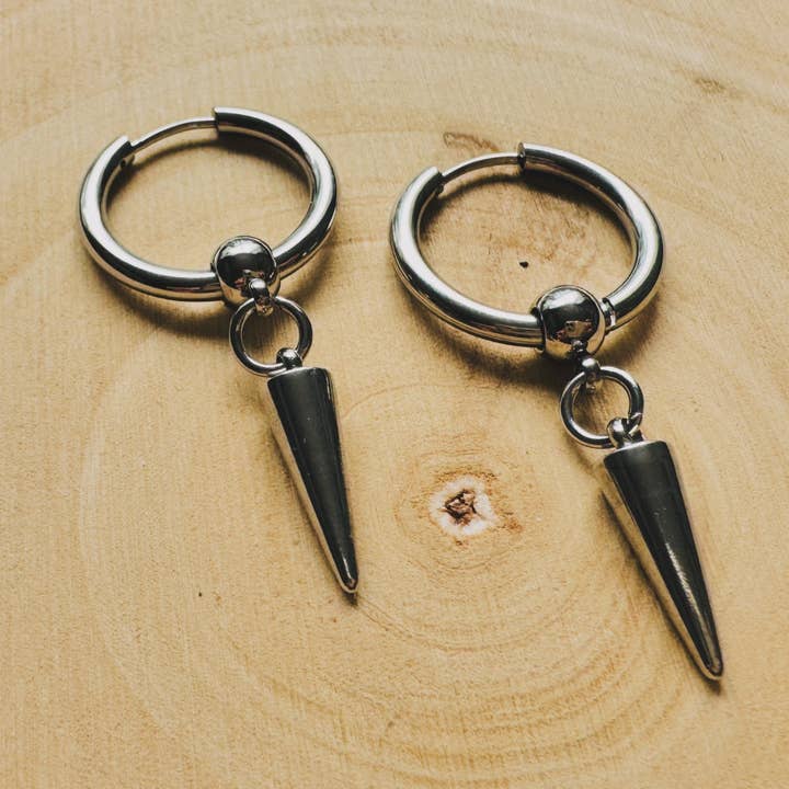 Orecchini a cerchio gotici in argento Spike Huggie, regalo unico per la mamma per la vendita all'ingrosso da parte di Same Sunset Design