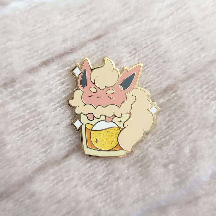 Xhilyn - Wholesale Lapel Pin/Button - Cinnamon Whiskey Flareon Eevee Pin