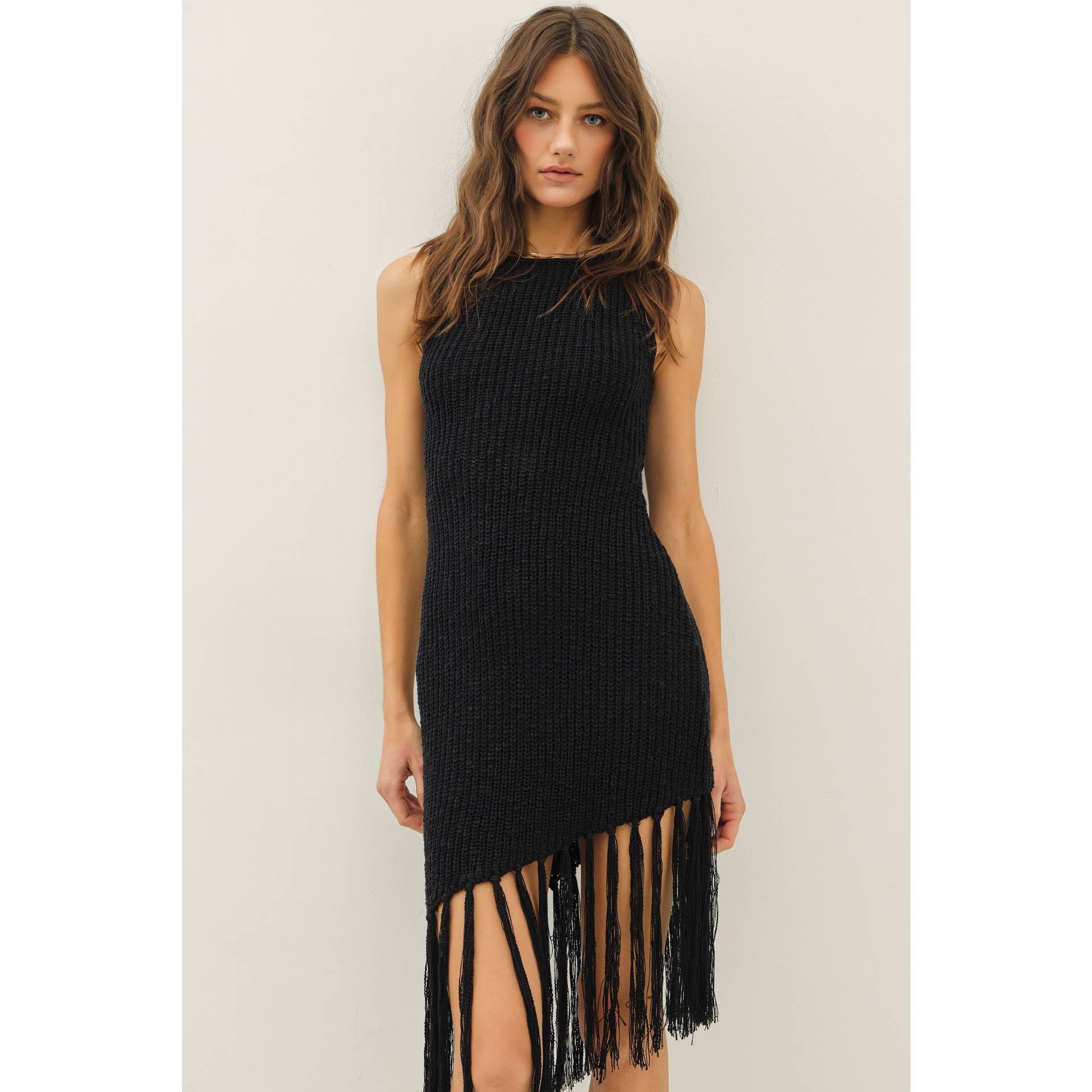 idem ditto – wholesale Klänning - Dam – MIDI-KLÄNNING I TRÖJMATERIAL MED ASYMMETRISKA FRANSAR3