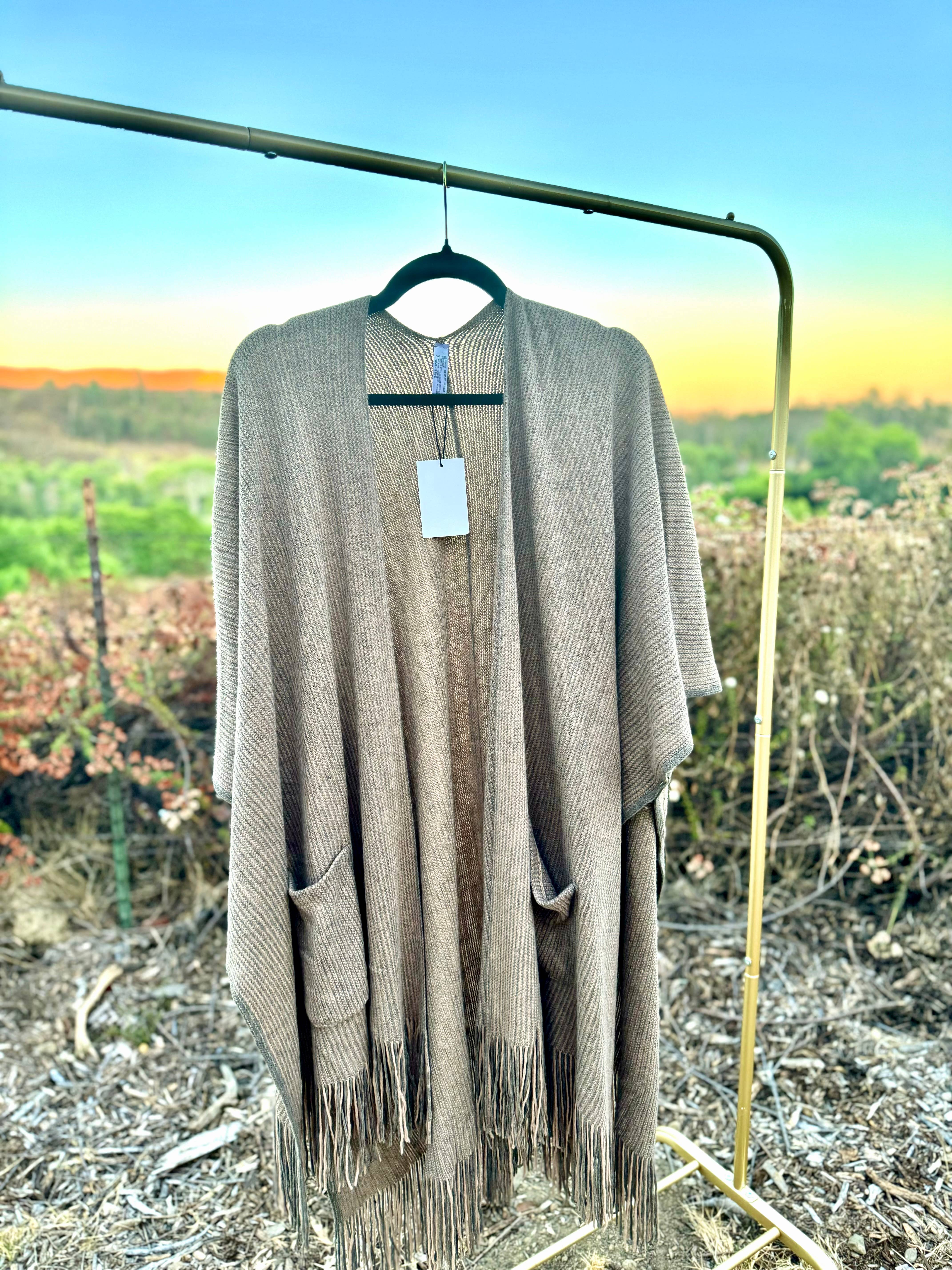 Justin & Taylor – wholesale Kofta - Dam – Harlow cardigan | Kimono-cardigan med fickor och fransad nederkant56