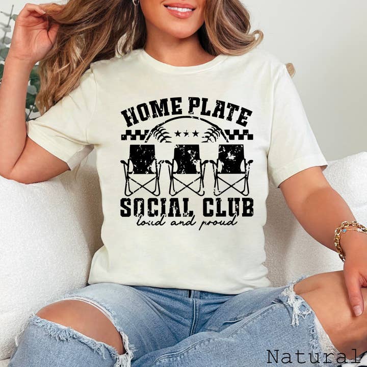 Maglietta Grafica Baseball Home Plate Social Club | Bella Canvas per la vendita all'ingrosso da parte di Shoppe SHC
