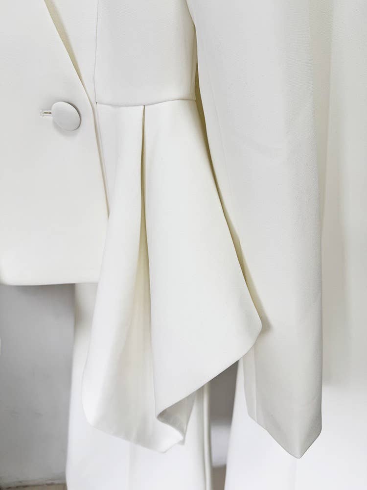 Branco Conjunto feminino Productseeker com jaqueta ajustada e calças flare vermelhas com babados para venda a revendedores na Faire3