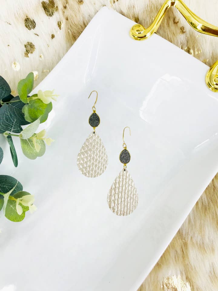 Ohrhänger aus Leder mit Druzy Achat und Platin Amazon Cobra — E19 für den Großhandel von Magnolia & Peach Jewelry Boutique, LLC