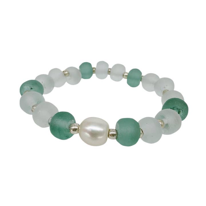 Recyceltes Meerglas-Armband mit Perlen in Meerschaum/Weiß für den Großhandel von Maka Imports