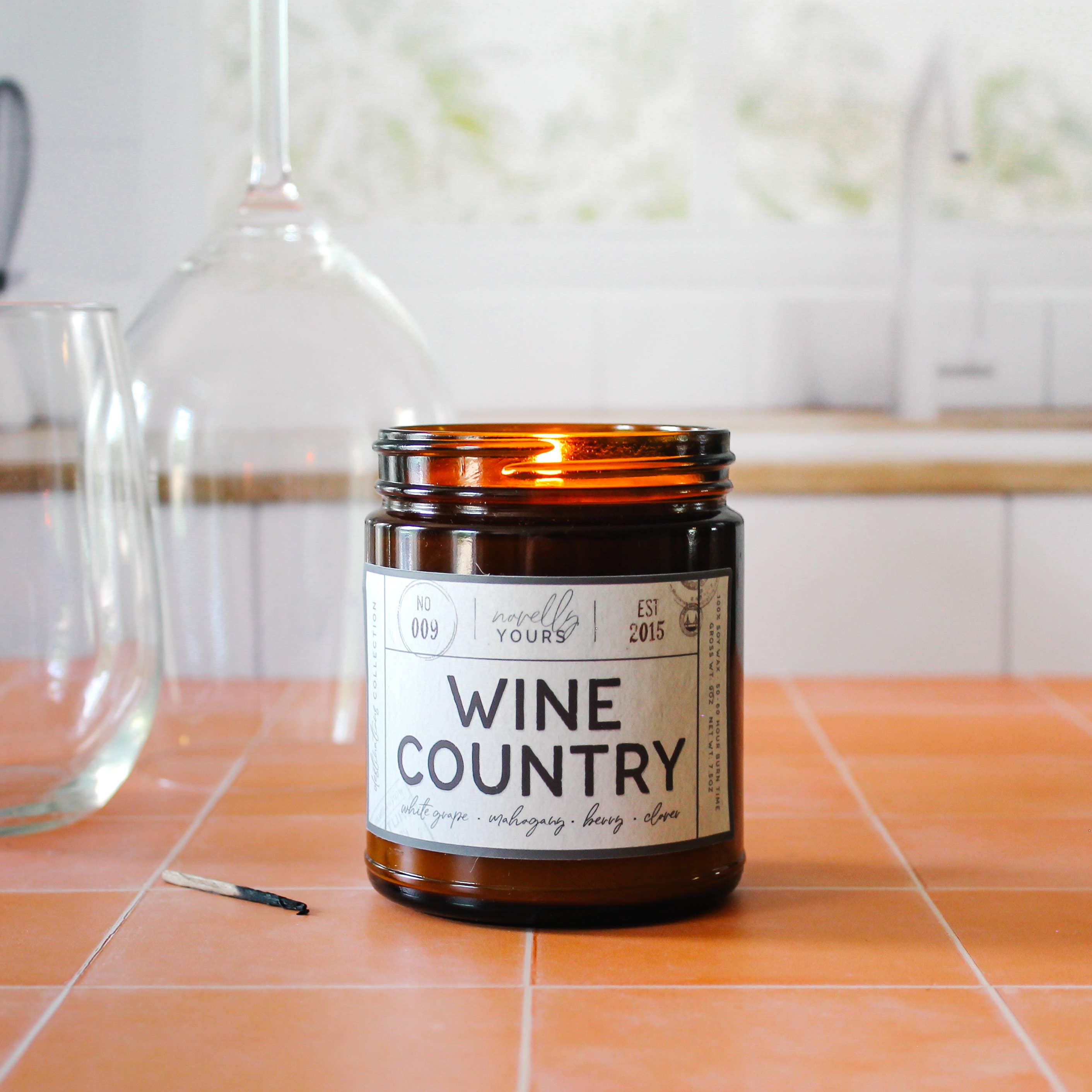 Novelly Yours - Vente Bougie en bocal - Bougie Wine Country | Parfum sur le thème des amateurs de vin et des voyages1