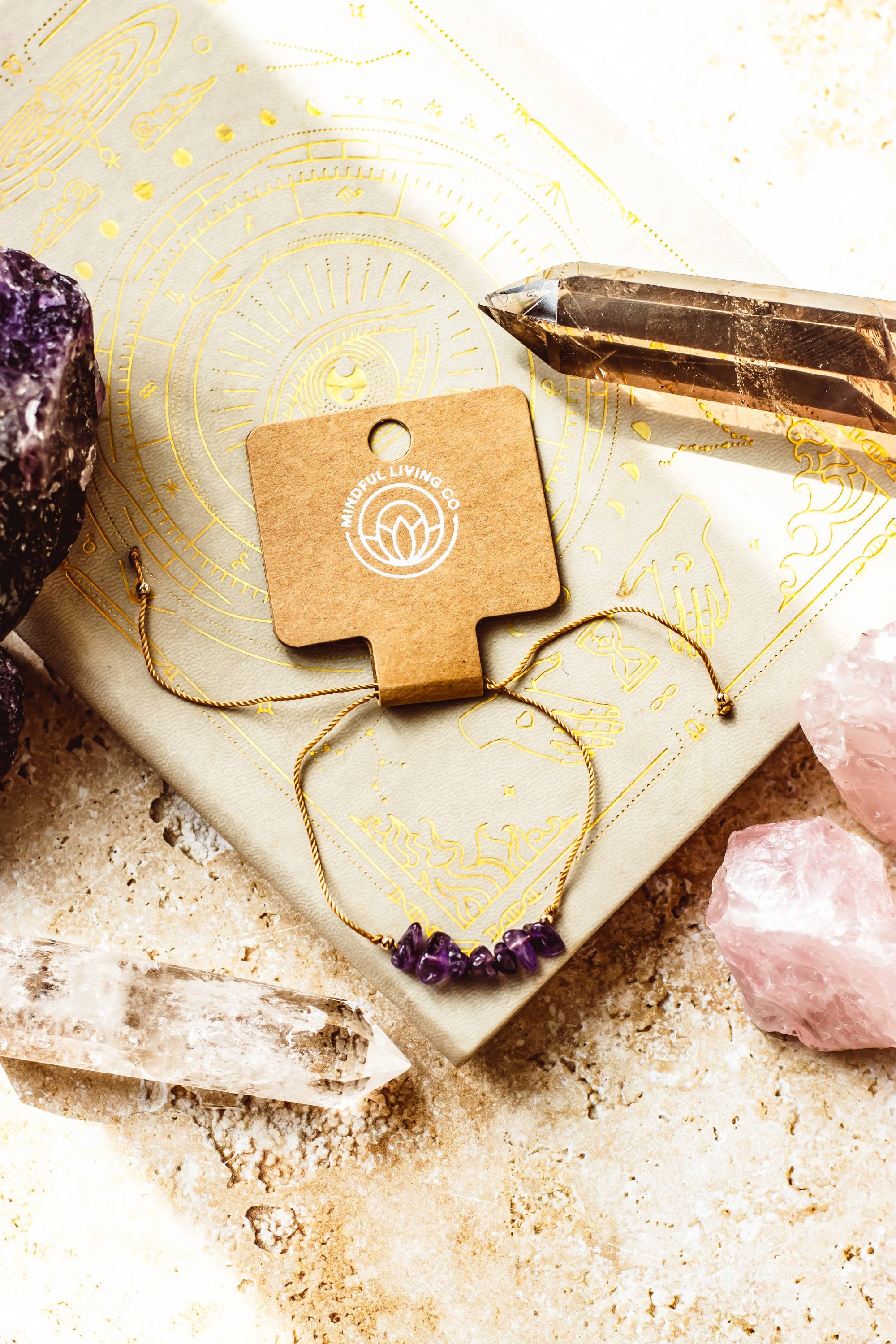 Mindful Living Co. – Großhandel Perlenarmband – Boho-Armband mit Edelsteinchips | Natürliche Kristalle12