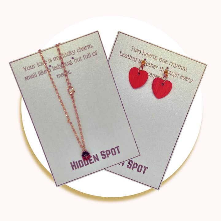 Mélange de boucles d'oreilles courtes et de colliers courts pour la vente par Hidden Spot