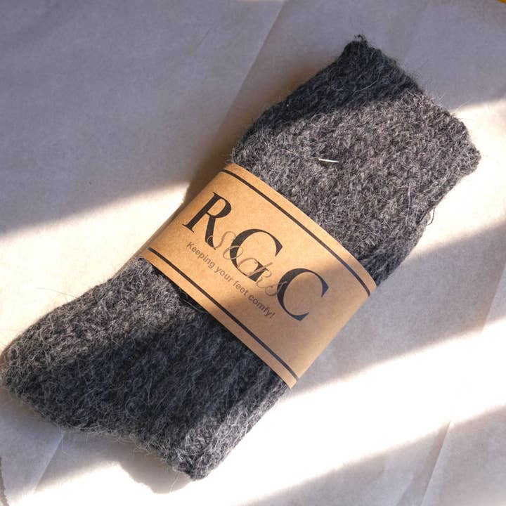 By The Mountain - Portuguese Handmade Footwear – Großhandel Socken - Unisex – Anthrazitfarbene Alpaka-Socken | Wollsocken | Socken | Wintersocken