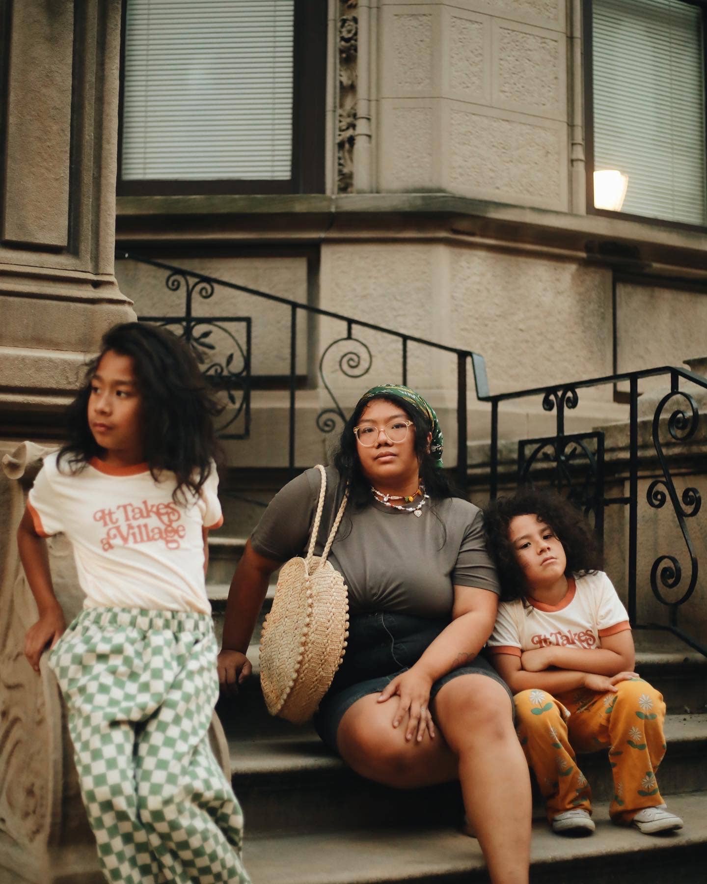 Polished Prints - Vente T-shirt sérigraphié – enfant - It Takes a Village, T-shirt graphique, vêtements pour enfants, T-shirt4