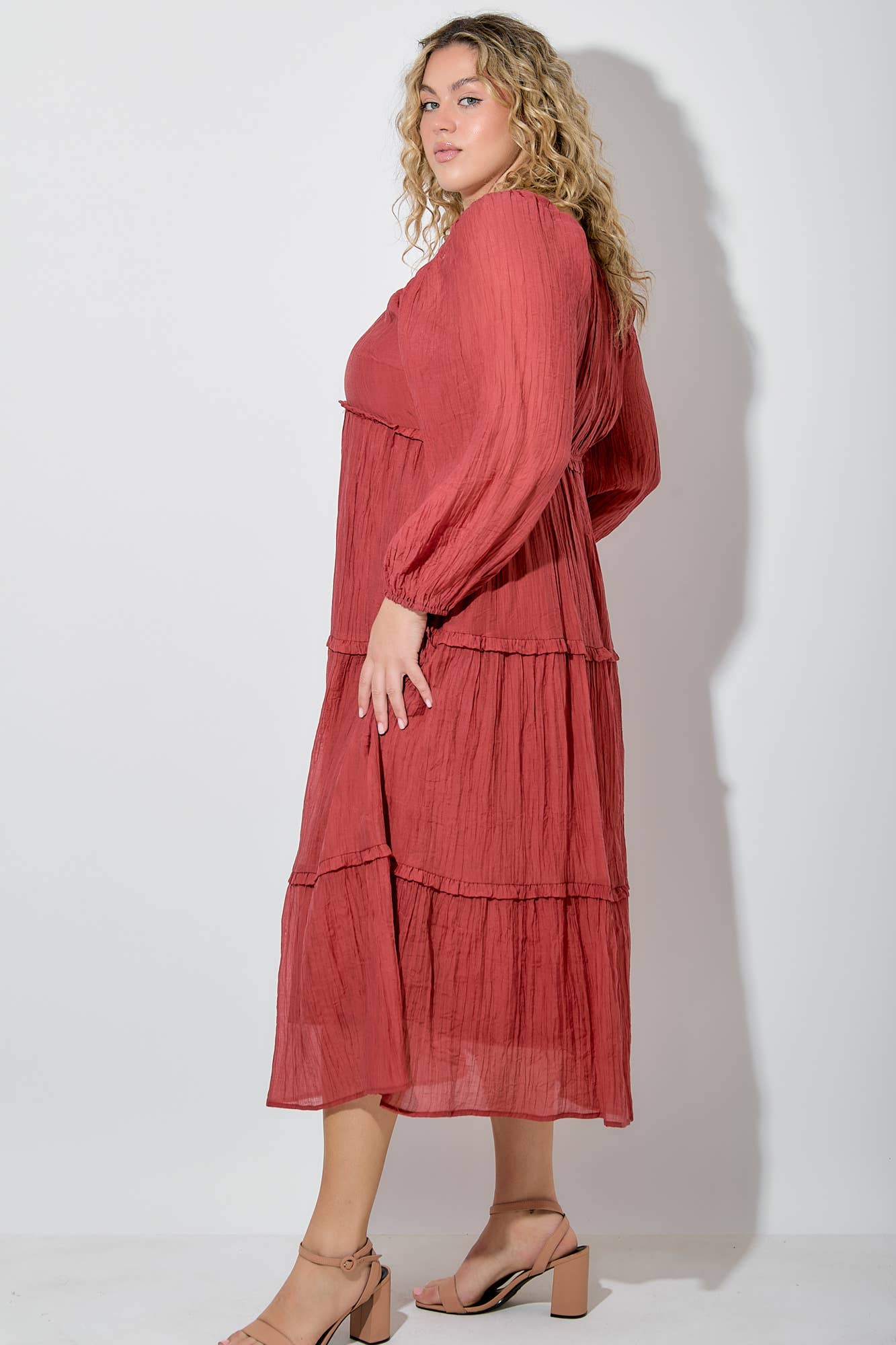 ARRUGGINIRE (PLUS SIZE) ABITO MAXI A MANICHE LUNGHE CON SCOLLO A V in vendita all'ingrosso su Faire1