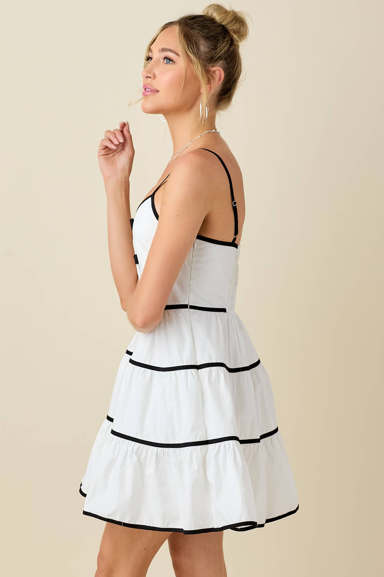 VIT/SVART Cami miniklänning med kontrastband för wholesale på Faire11
