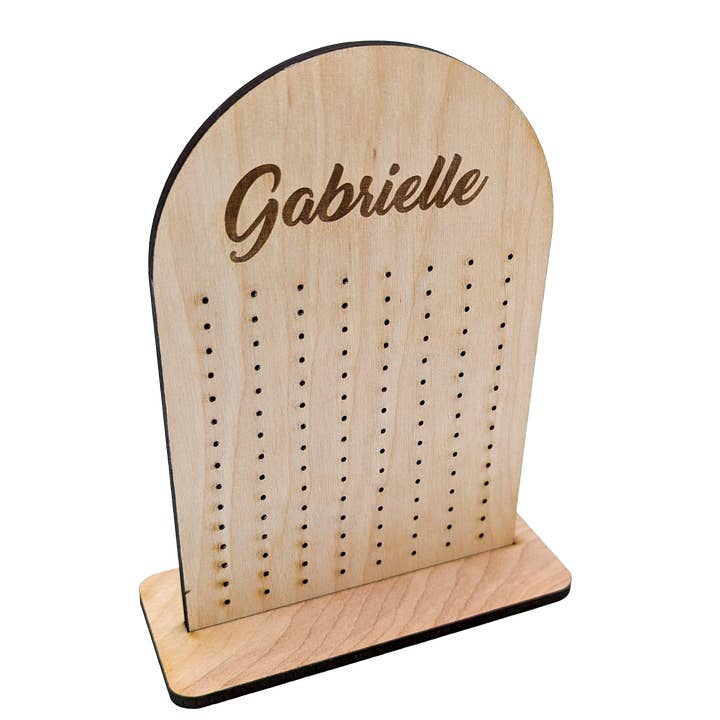 Personalisierter freistehender Ohrringhalter aus Holz für Stecker. für den Großhandel von Cabin Design Co