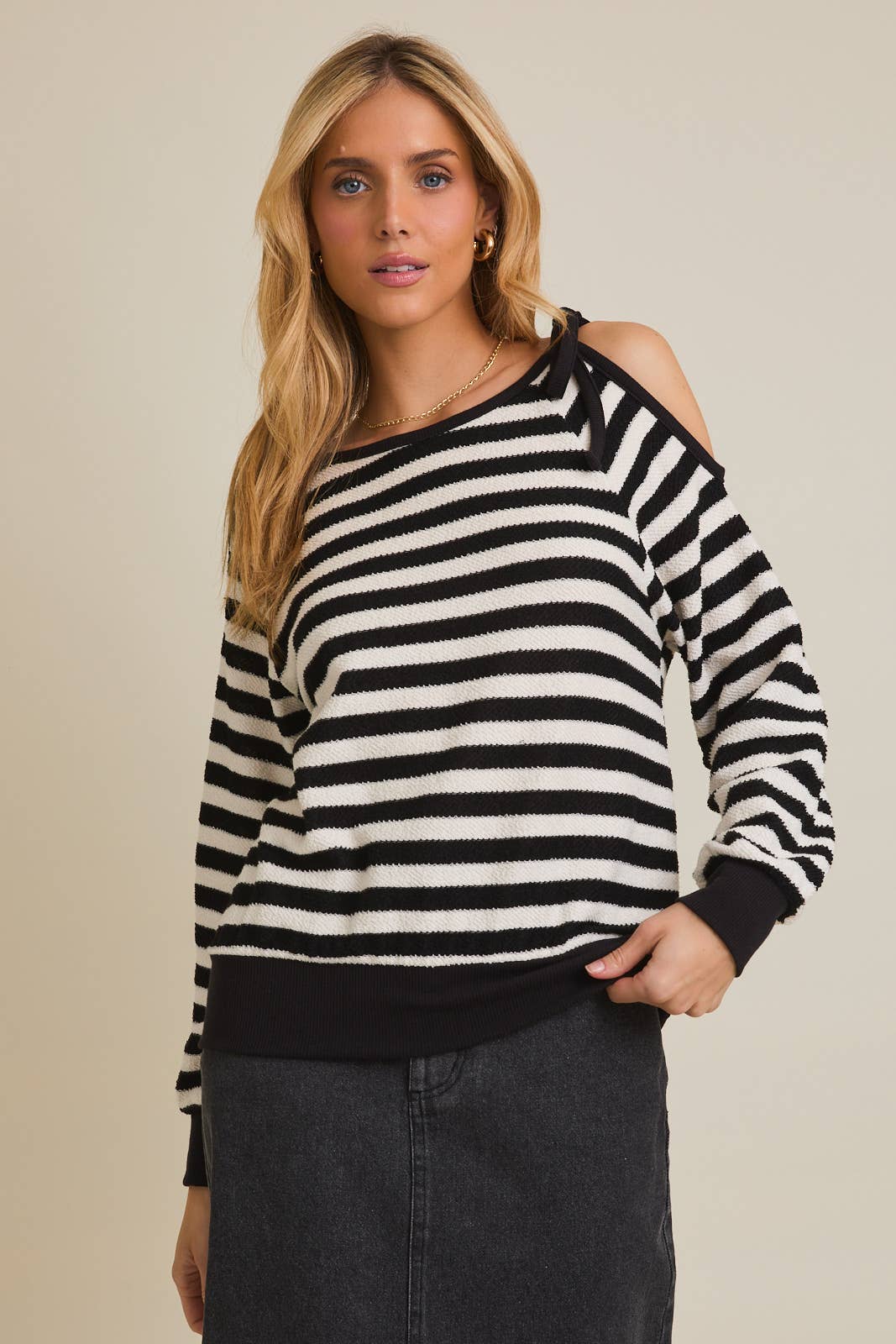 RAYURE BLANC-NOIR Haut à rayures à manches longues avec découpe à l'épaule et col rond. en vente sur Faire1