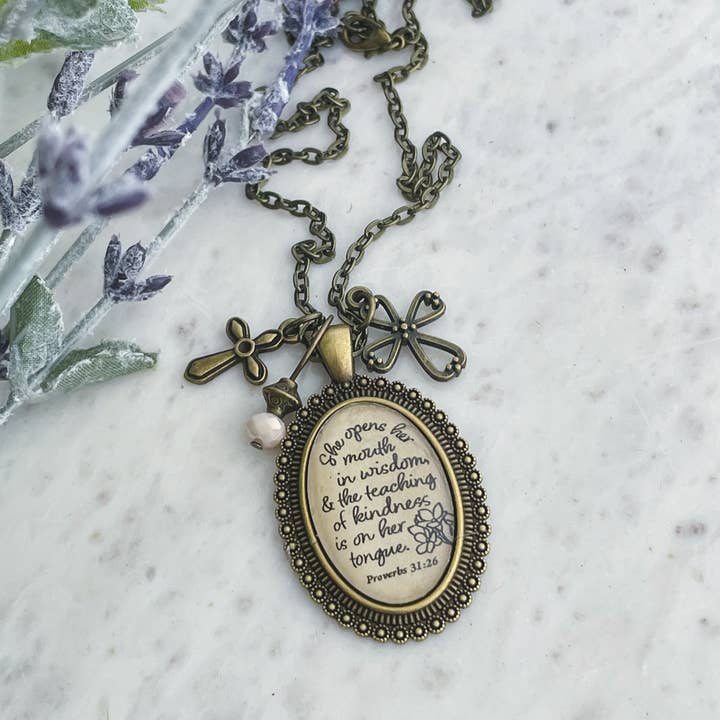 Ivy Barn Designs – wholesale Hänge-/berlockhalsband – Ordspråksboken 31:26 halsband för kristen butik Mors dag