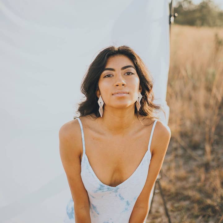 Corvega Clay Goods – wholesale Hängande örhängen – Leona i flera färger1