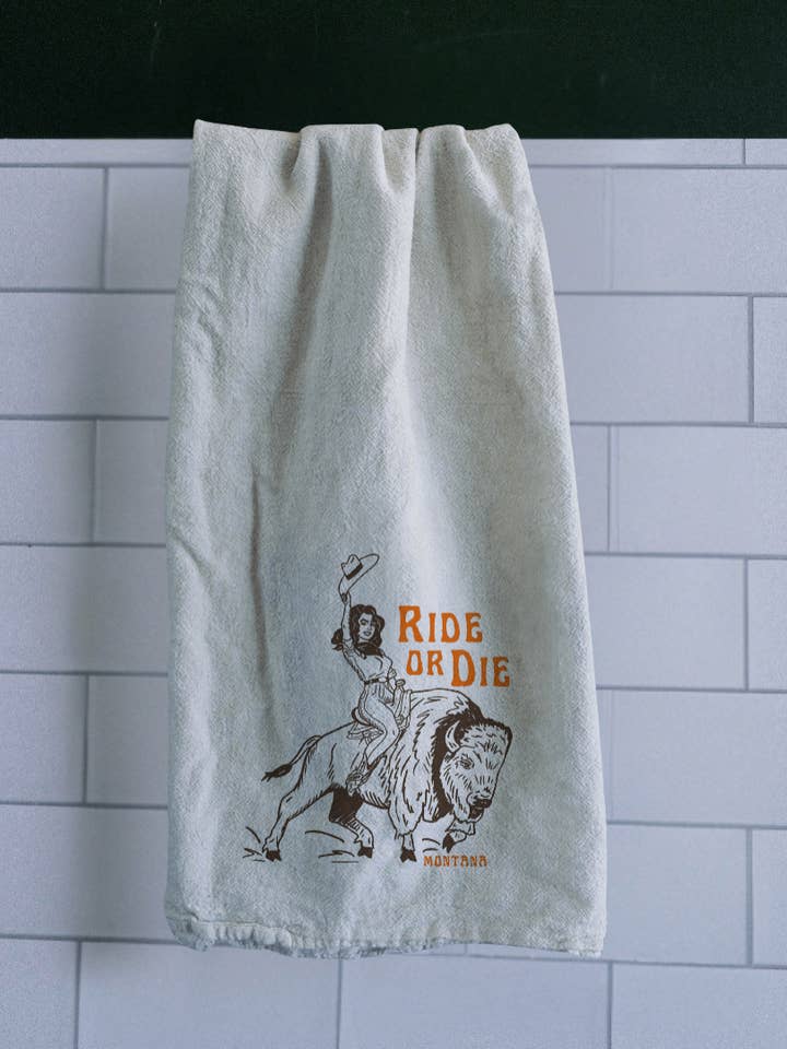 Ride or Die Montana Theedoek voor wholesale door Intrigue Ink