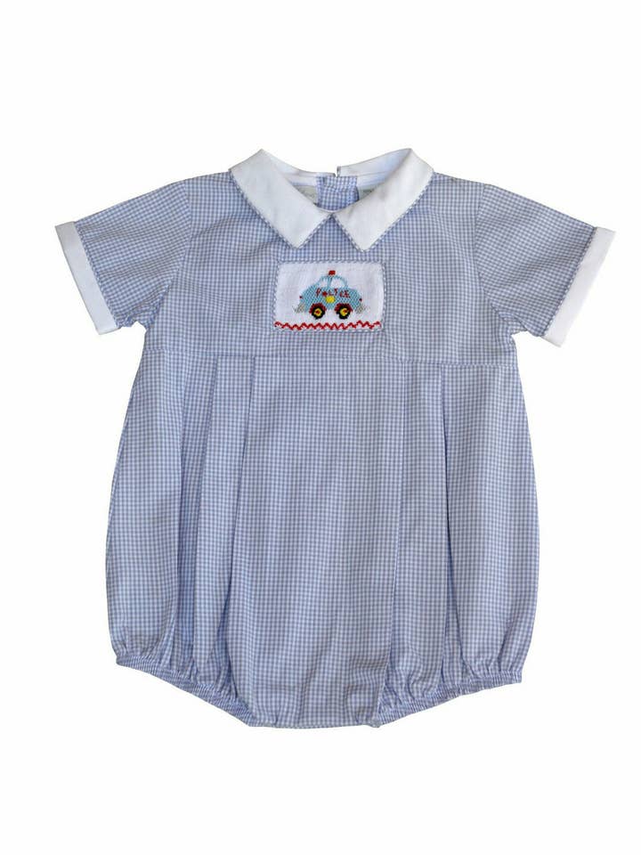 Creeper smocké à la main pour bébé garçon - Broderie de voiture de police pour la vente par Julius Berger & Carriage Boutique