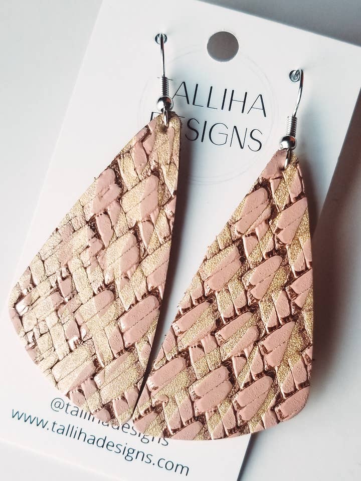 Boucles d'oreilles pendantes en cuir véritable tressé or rose pour la vente par Talliha Designs