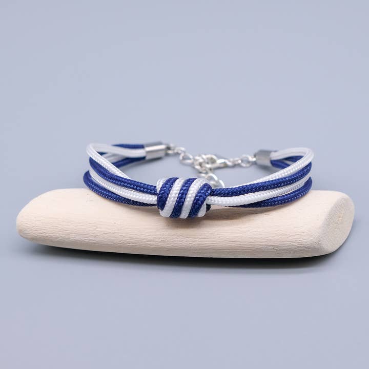 Bracciale in paracord con nodo a spirale blu e bianco per la vendita all'ingrosso da parte di La Fabrique du Noeud