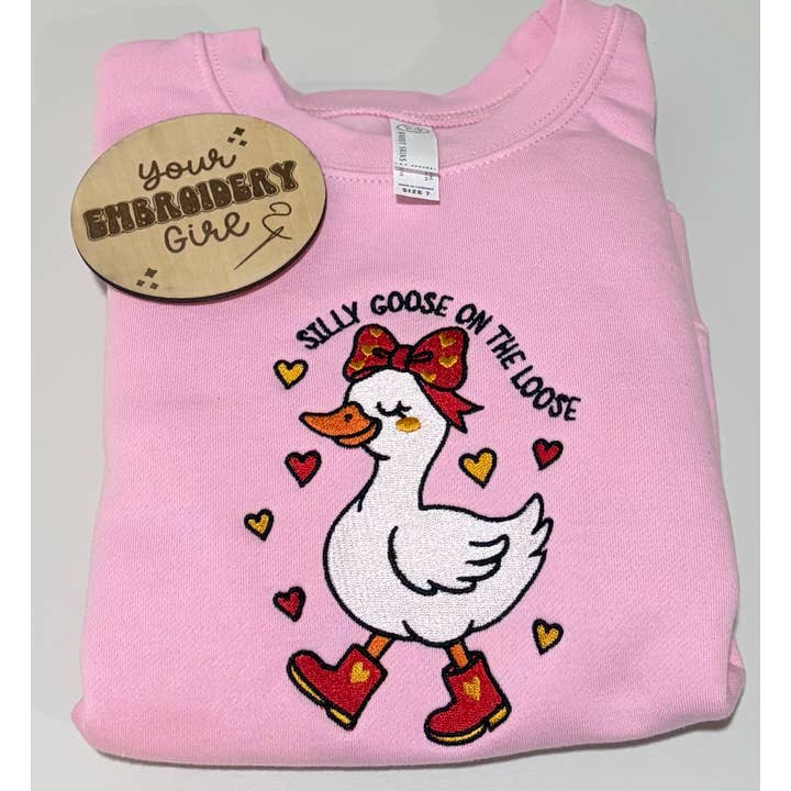 Broderet Børnetrøje med Fjollet Gås på Fri Fod for engroshandel hos Your Embroidery Girl