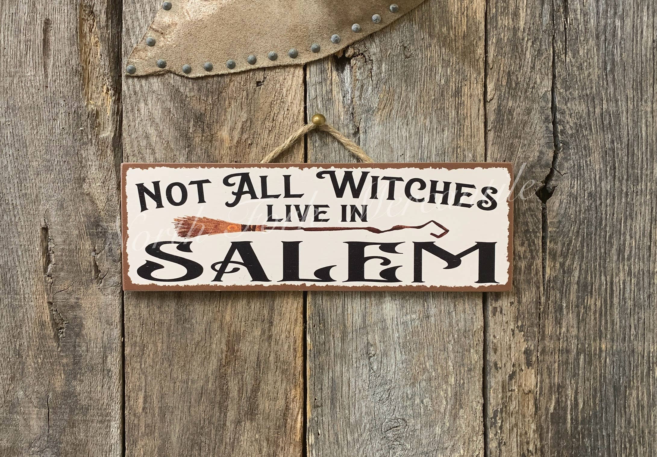 North Fork Mercantile - Vente Pancarte - Toutes les sorcières ne vivent pas à Salem, panneau d'Halloween, panneau de sorcière